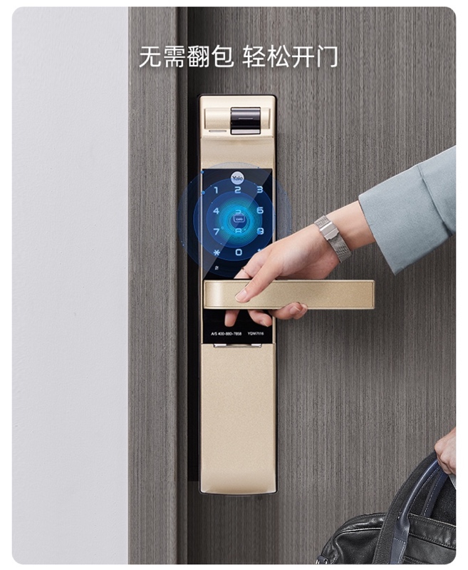 手里拿著手機(jī)的照片

描述已自動生成