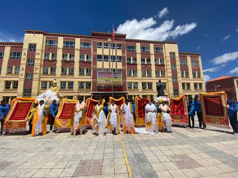 治多教師用堅(jiān)守精神扎根基層，點(diǎn)亮教育的希望明燈