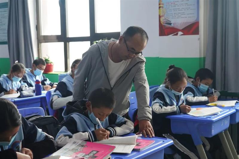 治多教師用堅(jiān)守精神扎根基層，點(diǎn)亮教育的希望明燈