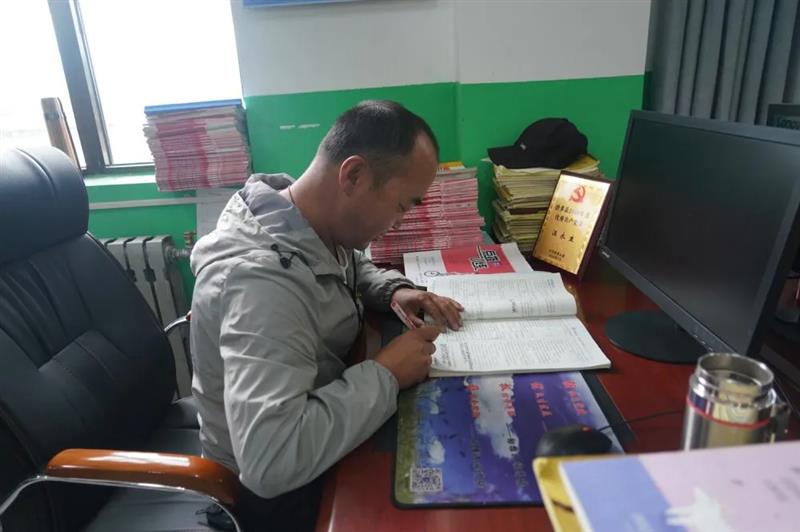 治多教師用堅(jiān)守精神扎根基層，點(diǎn)亮教育的希望明燈