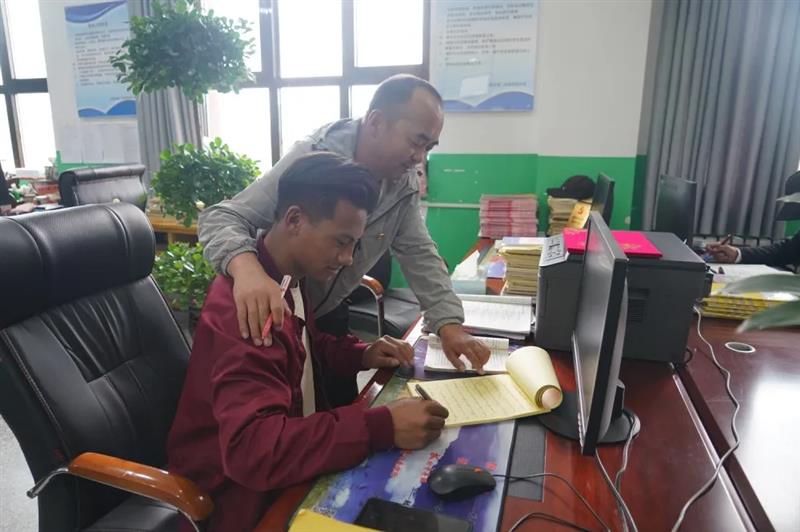 治多教師用堅(jiān)守精神扎根基層，點(diǎn)亮教育的希望明燈