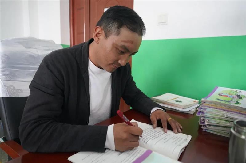 治多教師用堅(jiān)守精神扎根基層，點(diǎn)亮教育的希望明燈