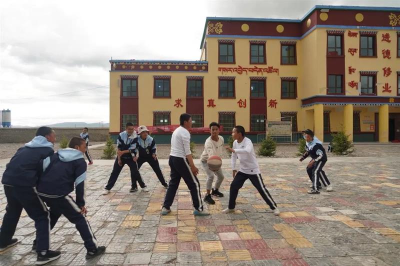 治多教師用堅(jiān)守精神扎根基層，點(diǎn)亮教育的希望明燈