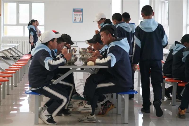 治多教師用堅(jiān)守精神扎根基層，點(diǎn)亮教育的希望明燈