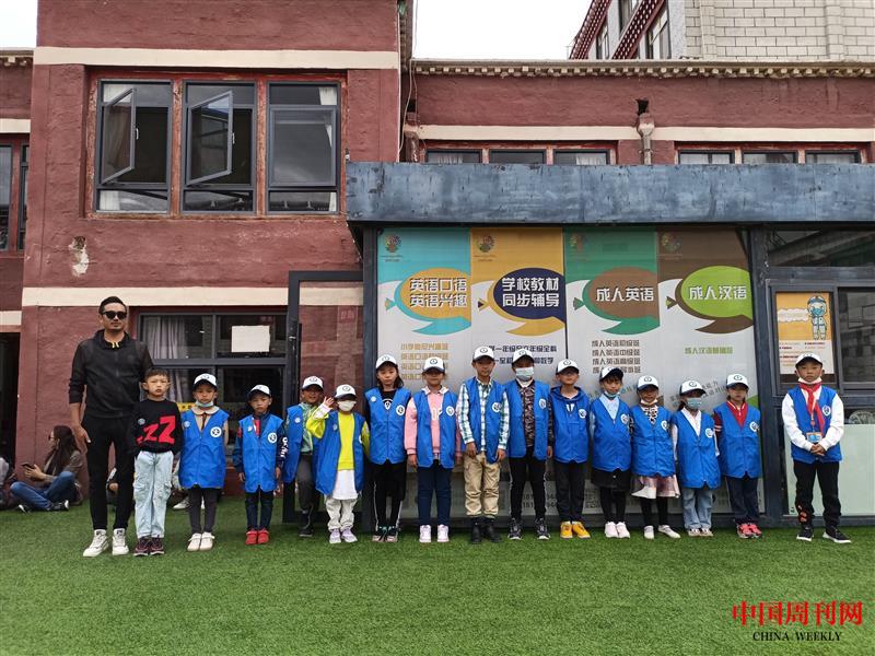 佩戴小記者徽章.jpg 佩戴小記者徽章.jpg