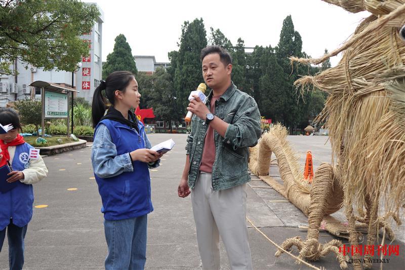 新華小記者葉昱彤采訪王宅小學(xué)總務(wù)主任徐洪標.jpg