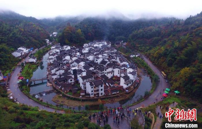 航拍美麗山村江西婺源縣大鄣山鄉(xiāng)菊徑村。村莊山環(huán)水繞，小河成大半圓型，被譽(yù)為“中國最圓的村莊”。(資料圖) 劉占昆 攝