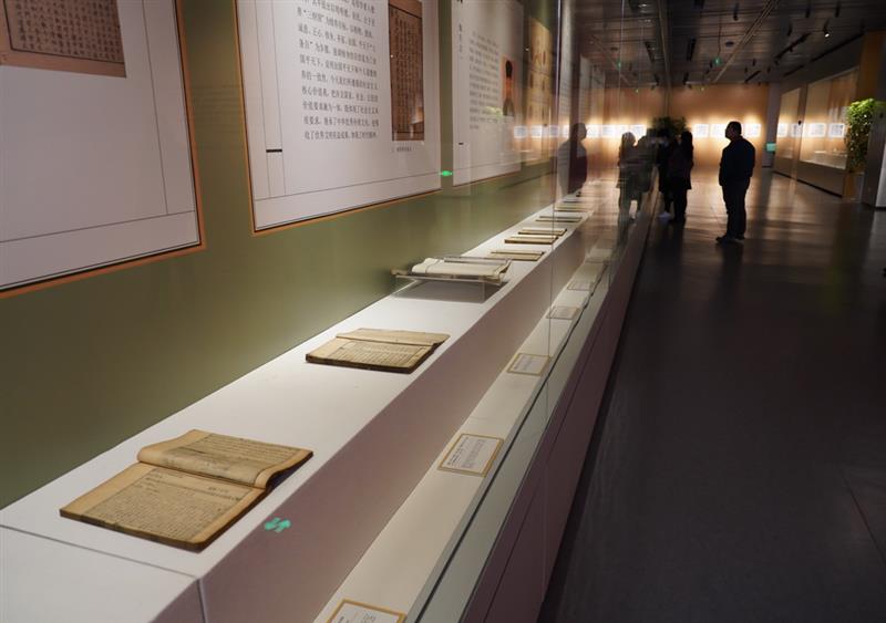 12月21日，觀眾在展覽上參觀。