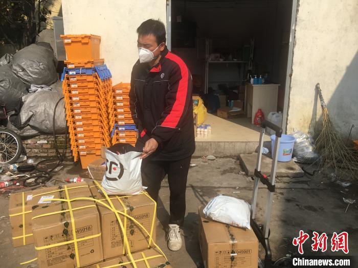 圖為汪勇正在工作 受訪者供圖 攝 圖為汪勇正在工作 受訪者供圖 攝