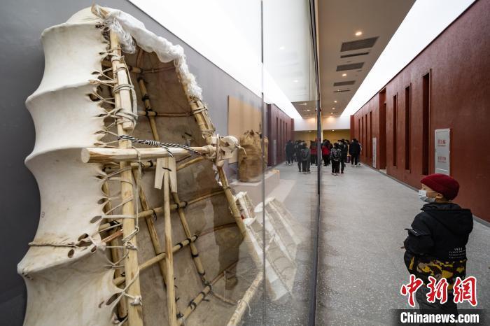 圖為展廳里展示的傳統(tǒng)牛皮船?！『闻罾?攝