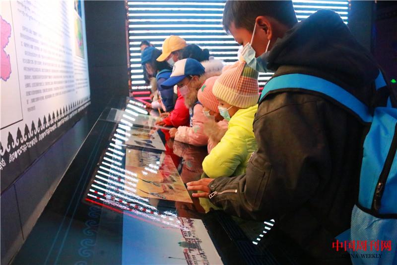 認(rèn)真參觀的小記者們.jpg 認(rèn)真參觀的小記者們.jpg