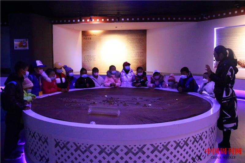 小記者們跟隨講解老師來了解未來拉薩的規(guī)劃 (2).jpg 小記者們跟隨講解老師來了解未來拉薩的規(guī)劃 (2).jpg