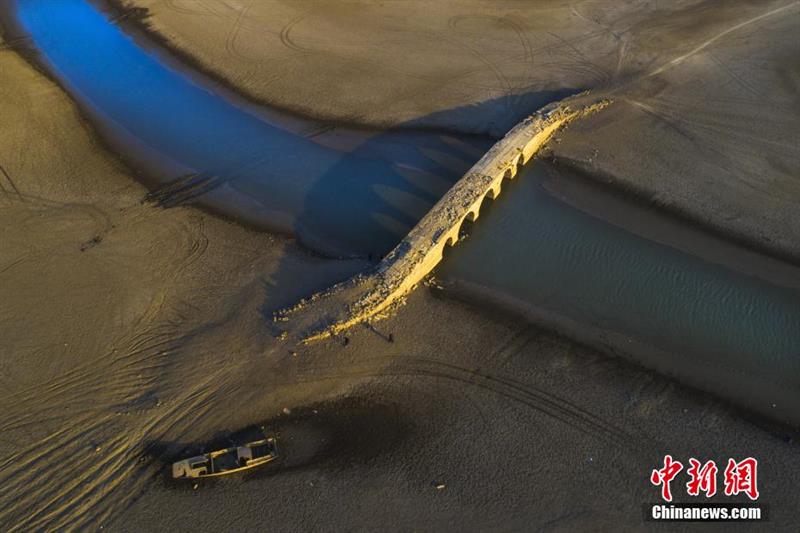 航拍江西湖口明代古橋現(xiàn)身鄱陽(yáng)湖底