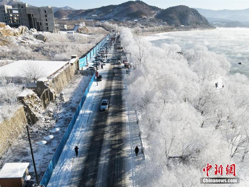 航拍松花江岸霧?。河駱洵傊Κq若仙境