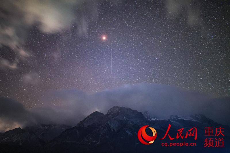 獅子座流星，拖著長長的尾帶，從天際劃過（攝于云南麗江玉龍雪山）。 戴建峰攝