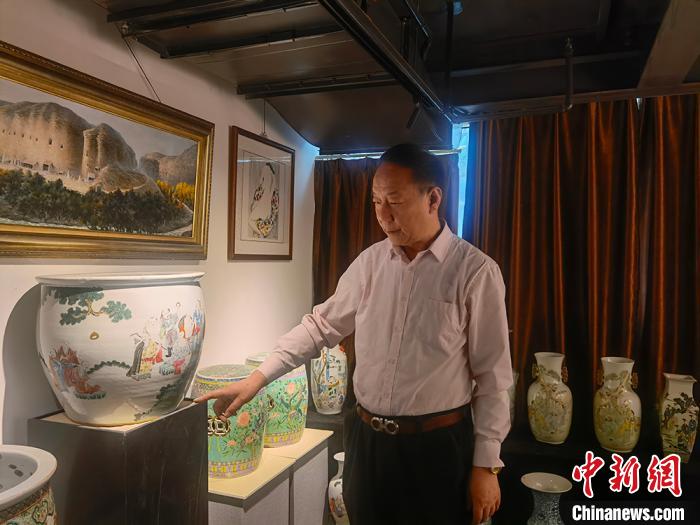 劉世杰向記者介紹自己收藏的文物?！「呖档?攝