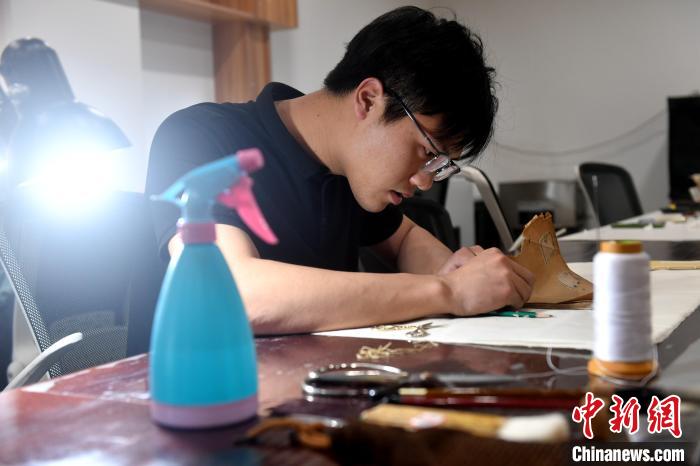 “90后”文物修復師瞿超正低頭手工修復民國時期影印的古籍《春秋繁露》?！蚊?攝