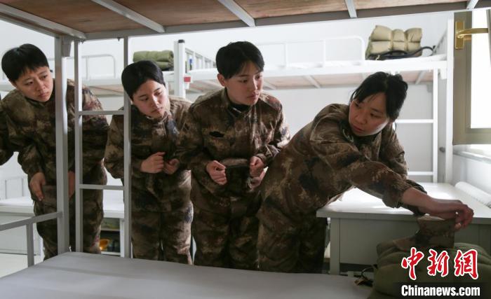 李偉教新兵整理內(nèi)務(wù)。受訪者提供 受訪者提供 攝