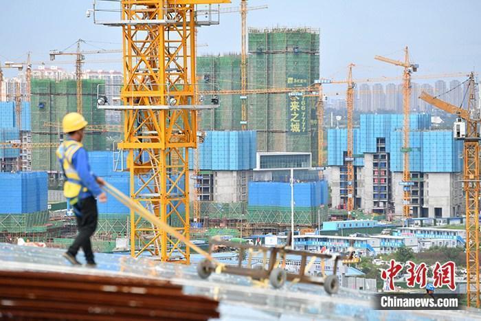 資料圖：一在建樓盤工地工人正在忙碌。 <a target='_blank' href='http://www.chinanews.com/'>中新社</a>記者 張浪 攝