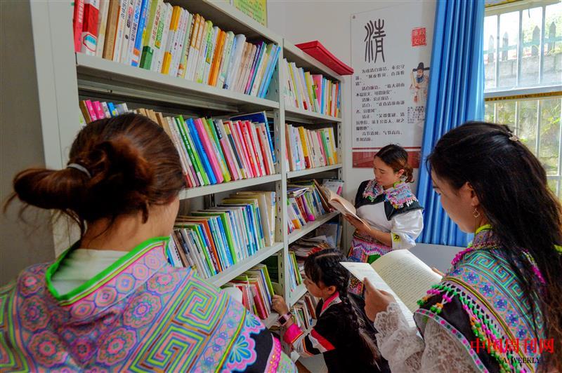 鄉(xiāng)村圖書(shū)室讀書(shū)忙.JPG