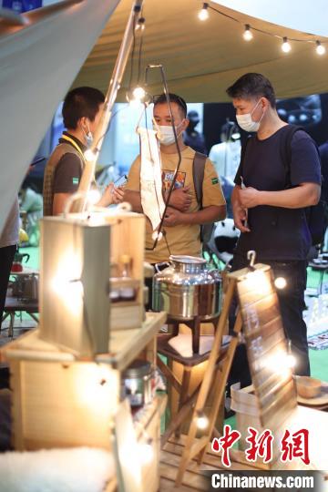 精致露營(yíng)也是從國(guó)外引入國(guó)內(nèi)的一個(gè)趨勢(shì)，近年來(lái)顯現(xiàn)出了強(qiáng)勁的市場(chǎng)接受度?！°蟛?攝