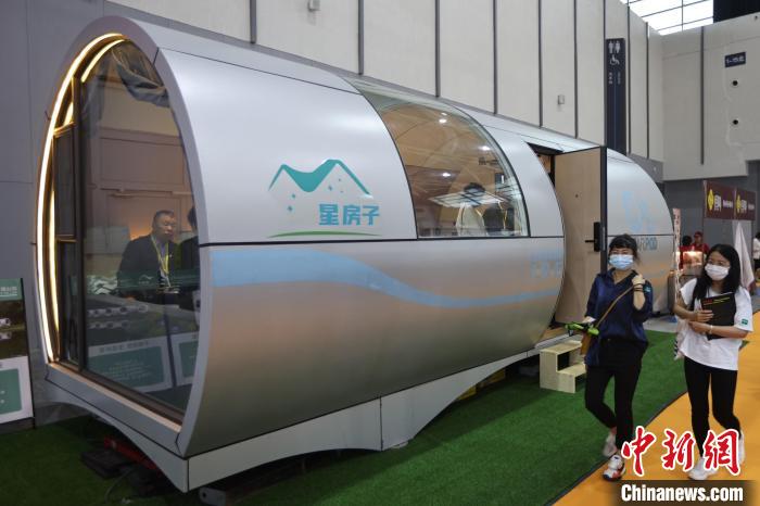 　從入門(mén)級(jí)的大眾車(chē)型到商務(wù)型的優(yōu)選車(chē)型再到高端國(guó)際范的豪華車(chē)型，房車(chē)的種類(lèi)應(yīng)有盡有。　泱波 攝