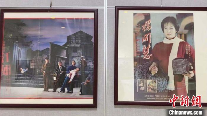 圖為張子誠(chéng)收藏的海報(bào) 邢璐 攝