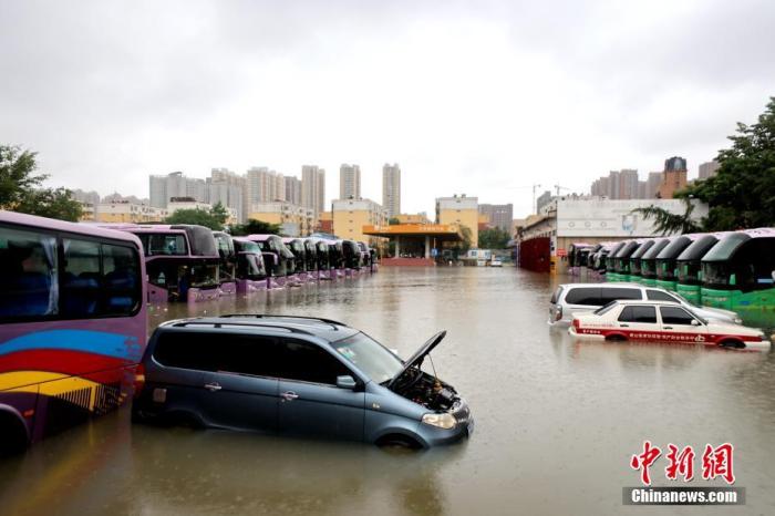 2021年7月21日，暴雨導(dǎo)致城區(qū)積水嚴重。 <a target='_blank' href='http://www.chinanews.com/'>中新社</a>發(fā) 王中舉 攝 圖片來源：CNSPHOTO
