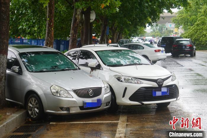 鄭州街頭因暴雨受損的車輛?！Ⅸi 攝