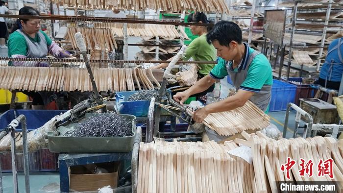 廣西荔浦被譽為“中國衣架之都”，2020年衣架家居產(chǎn)業(yè)產(chǎn)值近20億元人民幣，其中80???出口歐美、東南亞等國家和地區(qū)。資料圖為工人在組裝衣架。 <a target='_blank' href='http://www.chinanews.com/'>中新社</a>發(fā) 歐惠蘭 攝