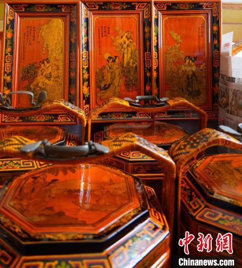 陳光遠(yuǎn)創(chuàng)作的描金畫作品 趙宇統(tǒng) 攝 陳光遠(yuǎn)創(chuàng)作的描金畫作品 趙宇統(tǒng) 攝