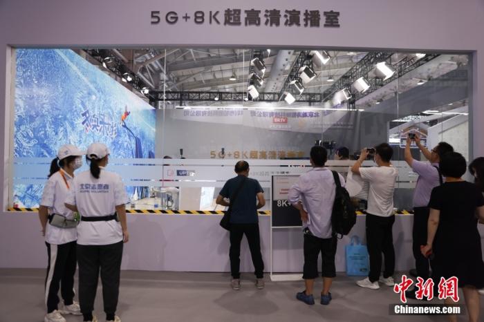 5G 8K超高清演播室吸引參觀者。 <a target='_blank' href='http://www.chinanews.com/'>中新社</a>記者 蔣啟明 攝 　