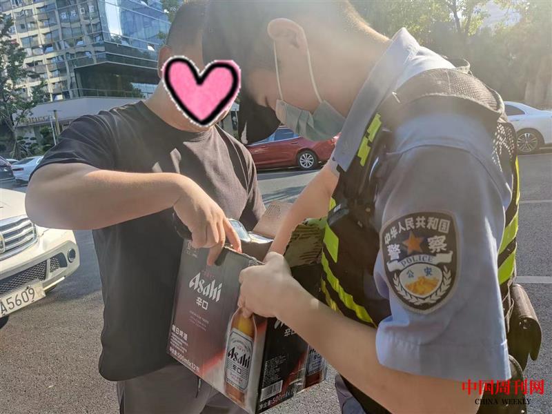 【3】報警人正在跟民警講當(dāng)時的情況.jpg 【3】報警人正在跟民警講當(dāng)時的情況.jpg