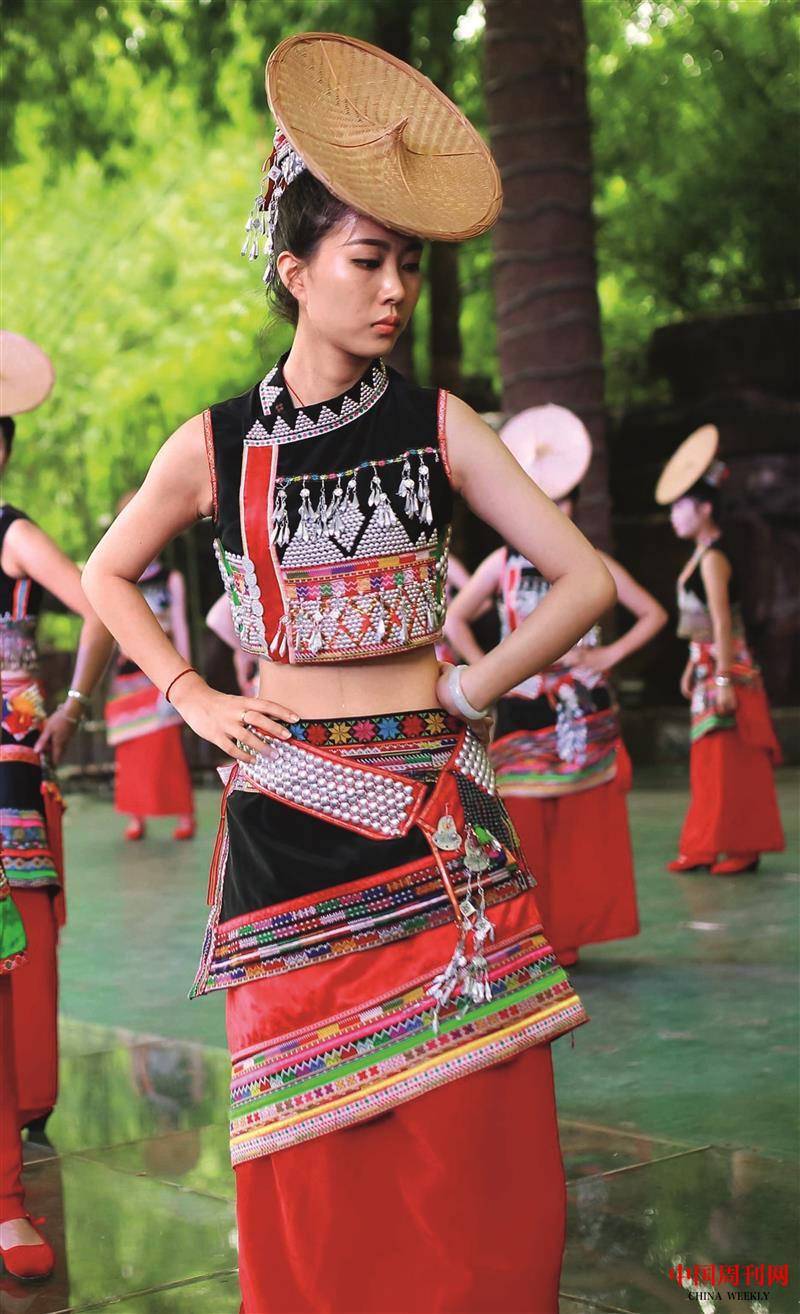 花腰傣姑娘的服飾.jpg 花腰傣姑娘的服飾.jpg