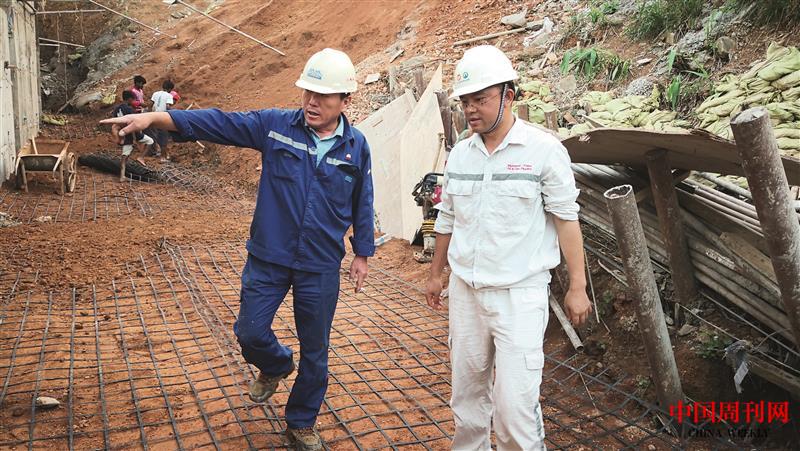 劉支強(右）和監(jiān)理檢查水土保持工程施工現(xiàn)場.jpg