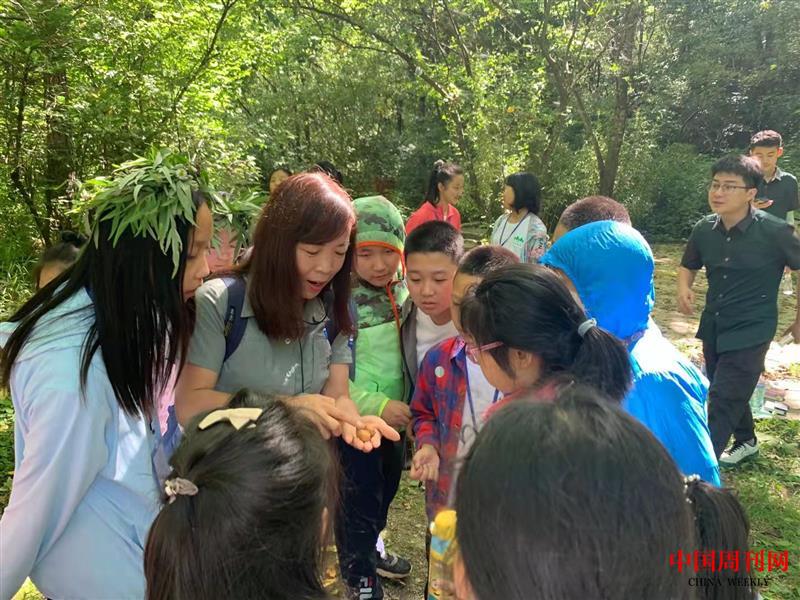 曹梅梅帶著孩子們一起走進大自然，開展保護野生動植物的主題授課。（郭朋勃 拍攝）.jpg