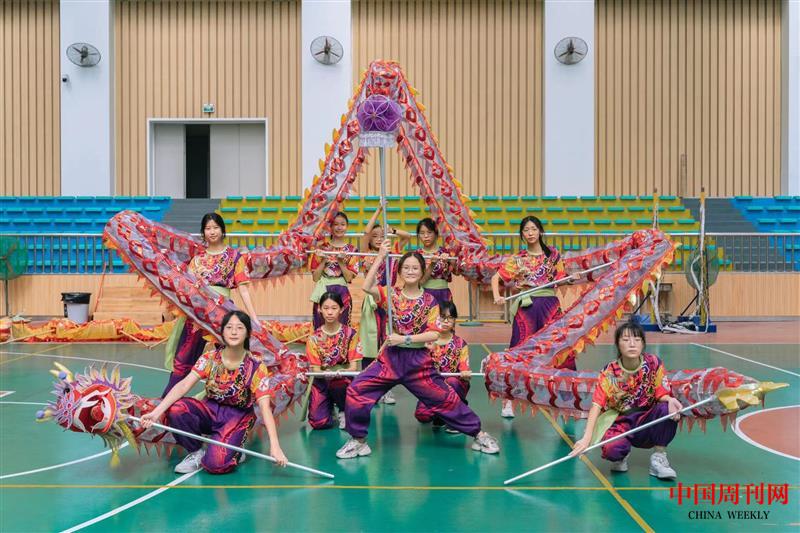 “大體育”課程，華僑中學(xué)女子舞龍隊首次參加全國錦標賽掠影.jpg