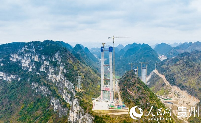 建設(shè)中的花江峽谷大橋（2023年1月拍攝）。人民網(wǎng)記者 涂敏攝