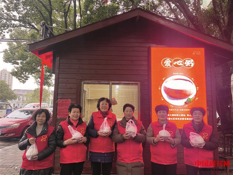 環(huán)衛(wèi)工人領取愛心早餐.jpg