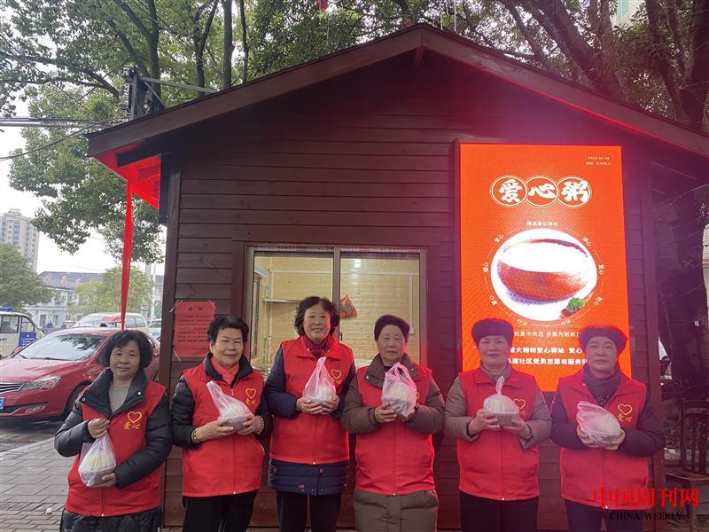 環(huán)衛(wèi)工人領(lǐng)取愛心早餐.jpg 環(huán)衛(wèi)工人領(lǐng)取愛心早餐.jpg