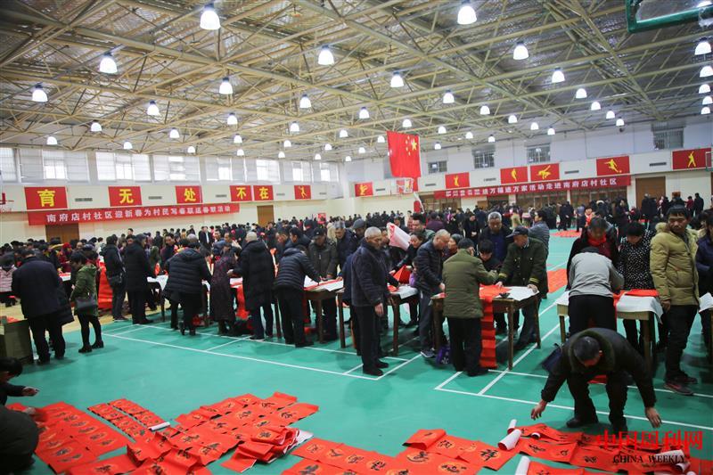 每逢春節(jié)，南府店村“兩委”組織書法名家為村民義寫春聯(lián).jpg