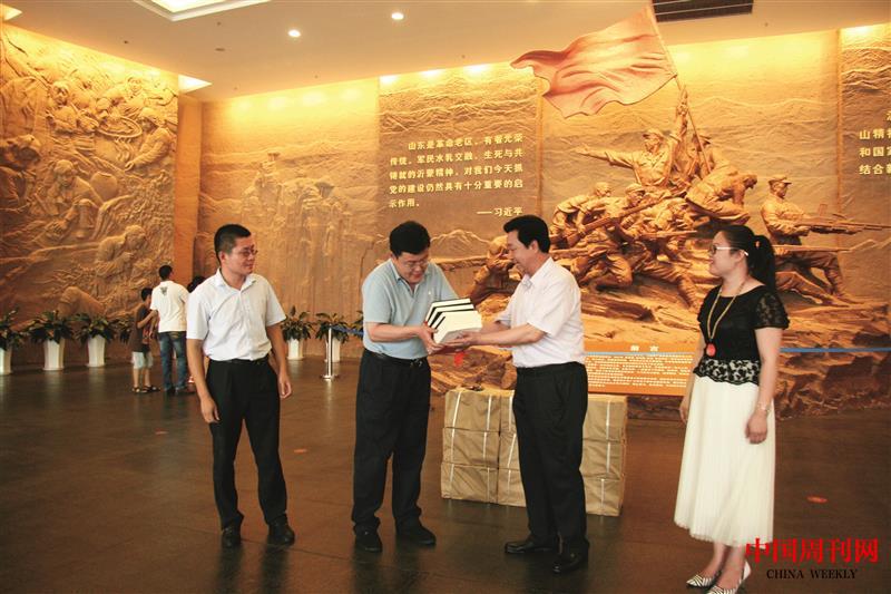 向沂蒙革命紀(jì)念館捐贈(zèng)紅色書籍.JPG