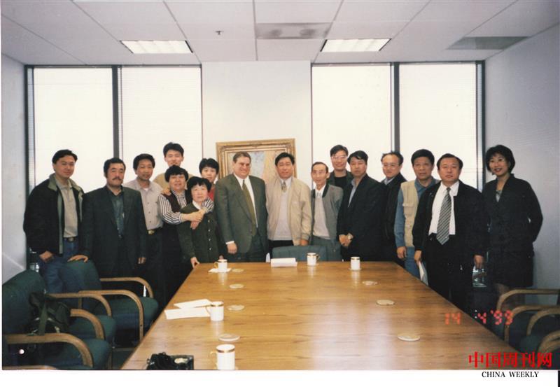 1999年，王士嶺在美國(guó)納斯達(dá)克學(xué)習(xí)二板市場(chǎng)運(yùn)作（左三為王士嶺）.jpg
