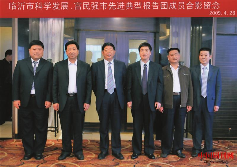 2009年，臨沂市科學(xué)發(fā)展、富民強(qiáng)市先進(jìn)典型報(bào)告團(tuán)成員合影（左二為王士嶺）.jpg