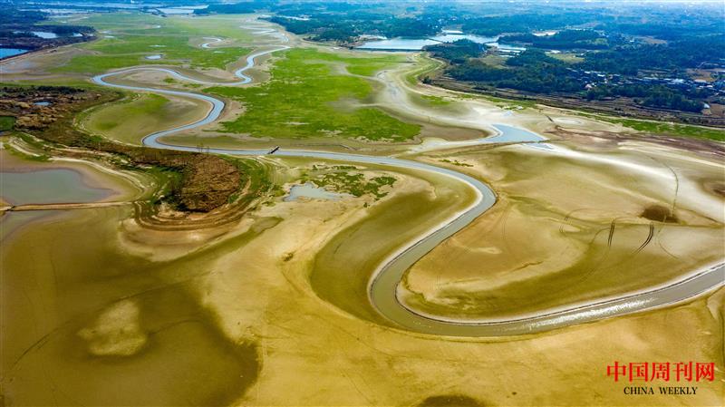 中國最大的淡水湖鄱陽湖進(jìn)入枯水期.jpg