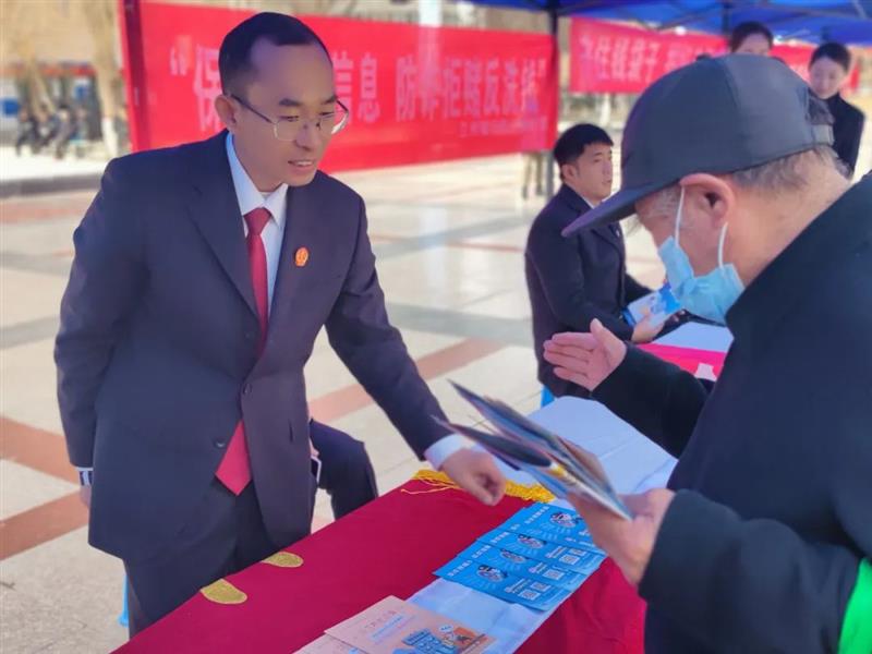 2024年3月15日，蘭州市城關(guān)區(qū)法院刑事審判庭干警參加“2024‘3·15’金融消費(fèi)者權(quán)益保護(hù)教育”宣傳活動(dòng)，并現(xiàn)場進(jìn)行普法宣傳。圖片來源：蘭州市城關(guān)區(qū)人民法院