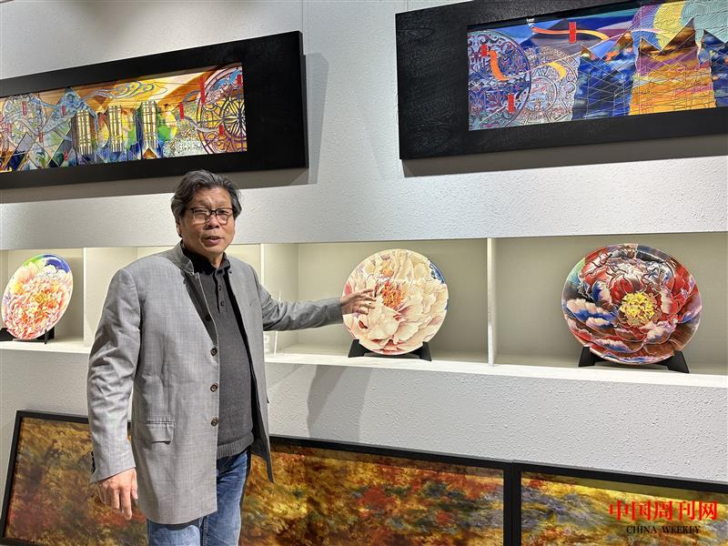 全國(guó)人大代表郭愛和在展廳介紹洛陽(yáng)三彩創(chuàng)新工藝設(shè)計(jì)。（梅淑娥 攝）.jpg
