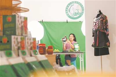 電商主播在貴州省丹寨縣龍泉鎮(zhèn)云品惠眾專業(yè)合作社聯(lián)合社的直播間售賣產(chǎn)品。新華社發(fā)（楊武魁攝）