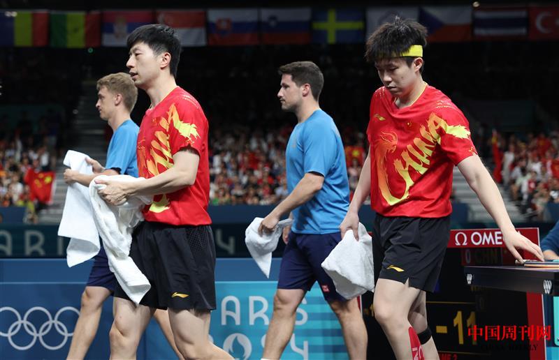 巴黎奧運會乒乓球男團金牌賽中，中國隊馬龍（左二）王楚欽（右一）出場.jpg