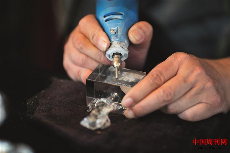 攝圖網(wǎng)_500638087_工匠專注水晶雕刻(企業(yè)商用).jpg 攝圖網(wǎng)_500638087_工匠專注水晶雕刻(企業(yè)商用).jpg